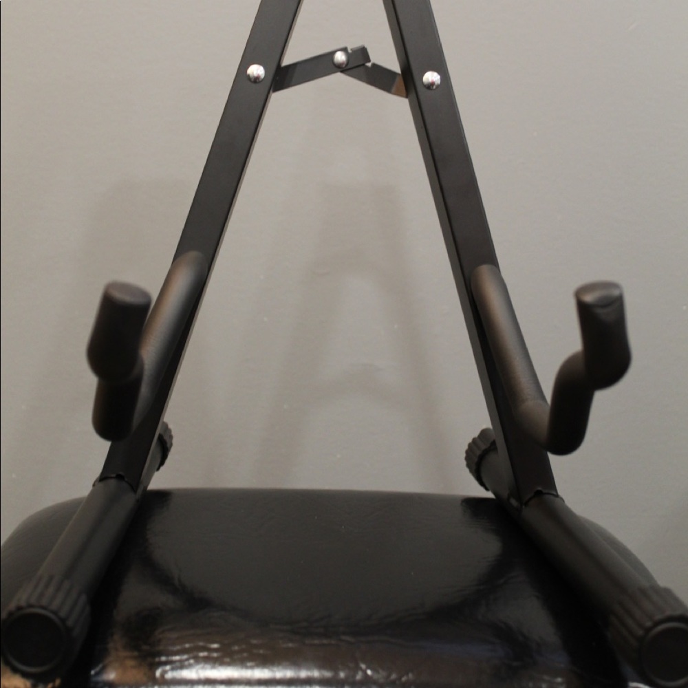 H&W Guitar Stand